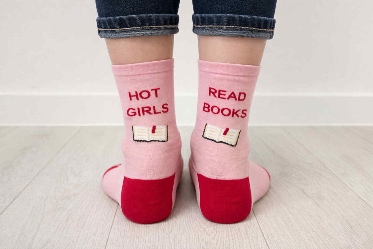 📖Чорапи "Hot Girls Read Books" – Розови чорапи за момичета с характер